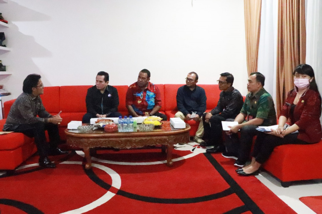 Bupati Giri Prasta Menerima Audiensi APKASI